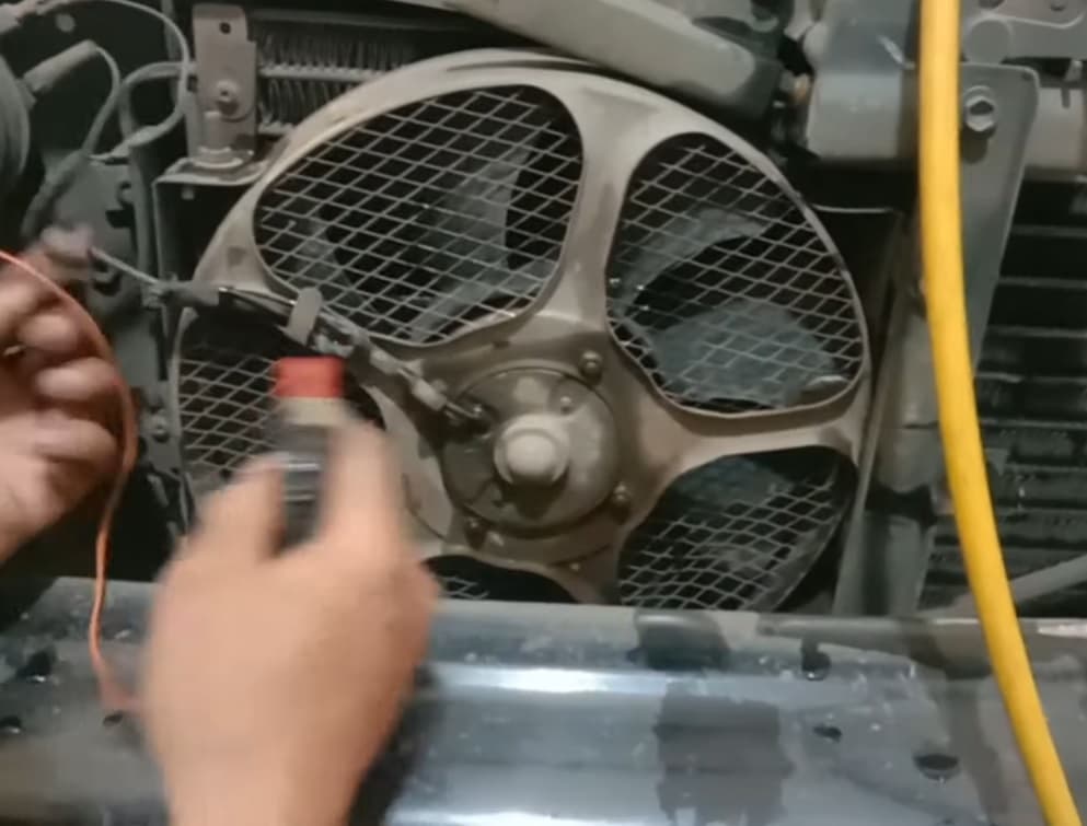 Extra Fan AC Mobil Nyala Terus