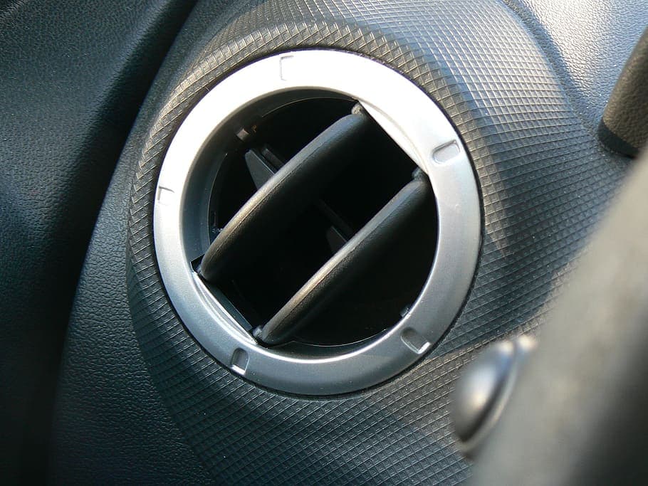 AC Mobil Mengeluarkan Bau Asam
