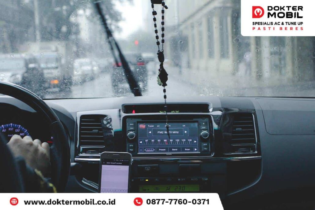 Benarkah AC Mobil Harus Menyala saat Hujan