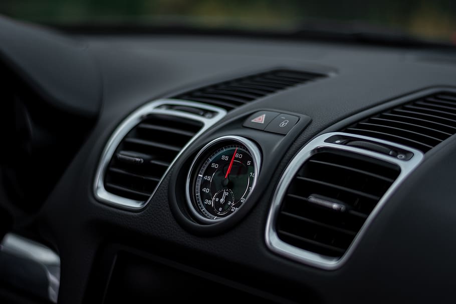 Trik Membersihkan Kisi-kisi AC Mobil