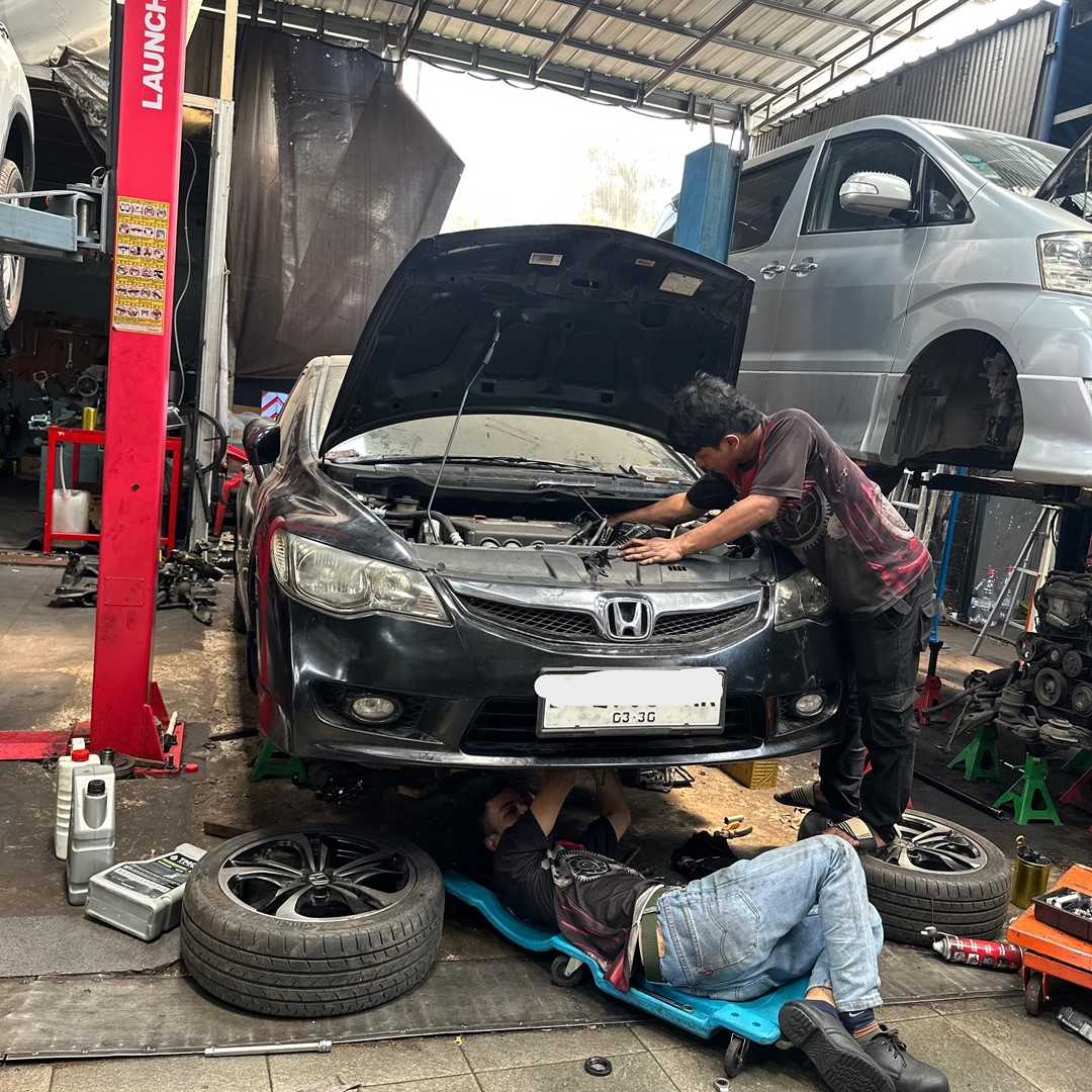 Bengkel Kaca Mobil Cibinong Menghilangkan Jamur, Retak, Kusam