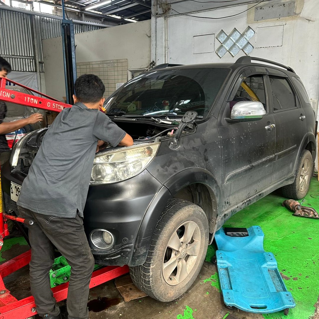 Servis Cepat Aman di Bengkel Kaki Kaki Mobil Veloz Cibinong